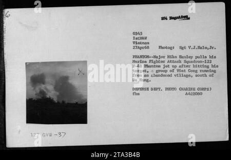 Didascalia: '27 aprile 1968: Il maggiore Mike Hanley del Marine Fighter Attack Squadron-122 vola con il suo F-4B Phantom dopo aver condotto attacchi aerei su un gruppo di Viet Cong in fuga da un villaggio abbandonato vicino a da Nang. Questa fotografia cattura l'intensità del conflitto durante la guerra del Vietnam." Foto Stock