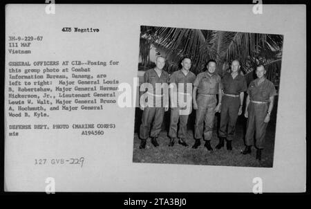 Agenti generali che fingono per una foto di gruppo al Combat Information Bureau di Danang, Vietnam. Da sinistra a destra: Il maggiore generale Louis B. Robertshaw, il maggiore generale Herman Nickerson Jr., il tenente generale Levis W. Walt, il maggiore generale Bruno A. Hochmuth e il maggiore generale Wood B. Kyle. Questa foto è stata scattata nel 1967 durante la guerra del Vietnam. Foto Stock