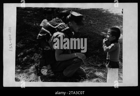 L'ex attrice italiana Claudia Cardinale, insieme alle figure politiche Nguyen Cao Ky e Betty Ford, e la cantante americana Rosemary Clooney, visitano i rifugiati vietnamiti negli Stati Uniti il 6 maggio 1975. L'incontro mirava a fornire sostegno e sensibilizzare sulla situazione delle persone colpite dalla guerra del Vietnam. Foto Stock