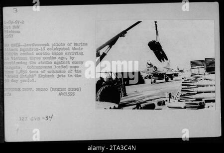 Marine Attack Squadron-16 piloti del 1st Marine Aircraft Wing (1st MAW) in Vietnam hanno celebrato la loro 2000a sortita di combattimento continuando a colpire obiettivi nemici. Gli Ordnancemen caricarono oltre 1.850 tonnellate di ordigni sui jet Skyhawk "Green Knight" entro tre mesi. Questa foto del Dipartimento della difesa cattura il momento. Foto Stock