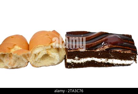 Gateau con torta al cioccolato, torta integrale ripiena di panna montata e condita con cioccolato e caramello, con paté di formaggio, ripiena di formaggio, un quic Foto Stock