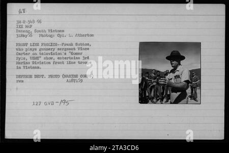 Frank Sutton, noto per il suo ruolo in Gomer Pyle, USMC, intrattiene le truppe della 3rd Marine Division a Danang, Vietnam del Sud il 31 maggio 1966, come parte delle attività militari americane che rafforzano il morale durante la guerra del Vietnam. Fotografia di CPT. L. Atherton. Foto Stock