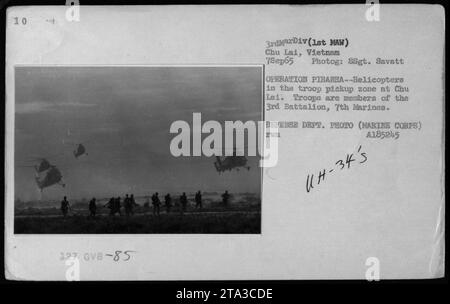 I membri del 3rd Battalion, 7th Marines salgono a bordo di elicotteri a Chu Lai, in Vietnam, il 7 settembre 1965, durante l'operazione PIRANHA, ritiri truppe in una zona di combattimento. Foto Stock