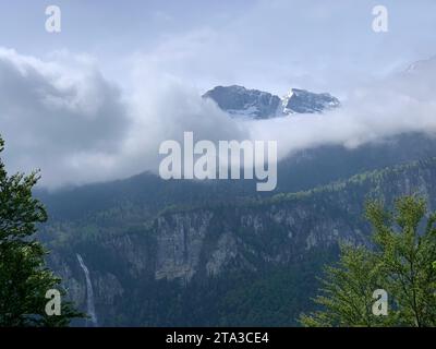 Un paesaggio panoramico e tranquillo caratterizzato da una catena montuosa parzialmente oscurata dalle nuvole Foto Stock