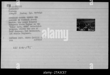 Frank Sutton, noto per il suo ruolo di Gunnery Sergeant Vince Carter nello show televisivo 'Gomer Pyle, U.S.M.C.', visita Marines dalla Golf Company, 2nd Battalion, 3rd Marine Regiment in Vietnam. La visita ha avuto luogo il 31 maggio 1966 e la fotografia è stata scattata dal comandante McVeigh della 3rd Marine Division. Foto Stock