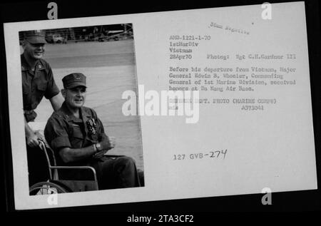 Guerra del Vietnam: Il maggiore generale Edvin B. Wheeler, comandante generale della 1st Marine Division, riceve onori alla base aerea di da Nang prima della sua partenza dal Vietnam. Fotografia scattata il 28 aprile 1970. (Immagine: Sgt C.H. Gardner III / Dipartimento della difesa) Foto Stock