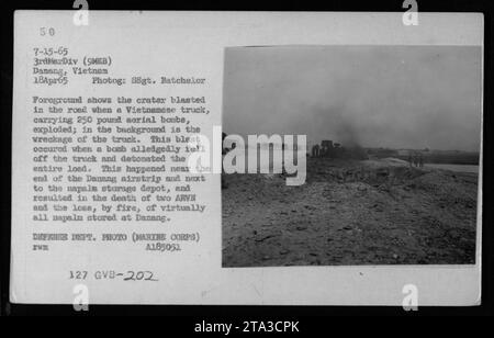 Didascalia: Una foto scattata il 18 aprile 1965 a Danang, in Vietnam, mostra le conseguenze di una devastante esplosione. In primo piano, un grande cratere può essere visto sulla strada causato da un camion vietnamita che trasporta bombe aeree da 250 libbre. Il carrello, situato sullo sfondo, è completamente distrutto. L'esplosione si è verificata quando una bomba sarebbe caduta dal camion, facendo esplodere l'intero carico. Questo incidente ebbe luogo vicino alla fine della pista di atterraggio di Danang e vicino al deposito di napalm. Di conseguenza, due ARVN furono uccisi, e l'incendio portò alla perdita di quasi tutti i napalm immagazzinati a Danang. Questo ph Foto Stock