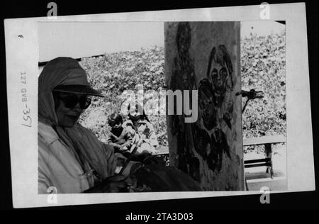 Figure di spicco, Claudia Cardinale, Nguyen Cao Ky, Rosemary Clooney e Betty Ford visitano i rifugiati vietnamiti negli Stati Uniti il 28 maggio 1975, come documentato in questa immagine. La fotografia cattura l'incontro, mostrando un momento notevole durante la guerra del Vietnam con individui influenti che prestano il loro sostegno alla comunità vietnamita sfollata. Foto Stock