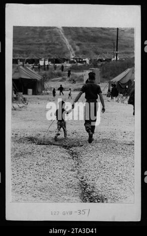 Figure di spicco tra cui Claudia Cardinale, Nguyen Cao Ky, Rosemary Clooney e Betty Ford visitano i rifugiati vietnamiti negli Stati Uniti il 15 maggio 1975. La fotografia cattura un momento di interazione tra le celebrità e gli individui sfollati durante le conseguenze della guerra del Vietnam. Foto Stock