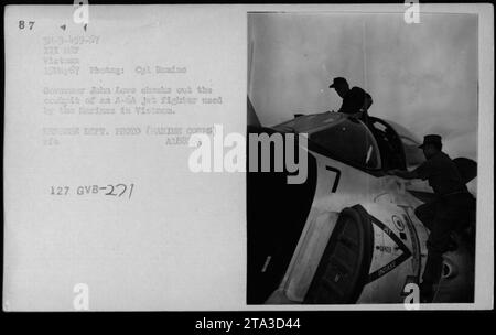 Il governatore della CPL Roaine John Love, accompagnato da ufficiali e funzionari tra cui Hubert Humphrey, il generale William Westmoreland e il senatore Harry F Byrd, ispeziona la cabina di pilotaggio di un caccia a reazione a-6A utilizzato dai Marines durante la guerra del Vietnam. Questa foto è stata scattata il 19 maggio 1967. (Didascalia basata sui fatti) Foto Stock