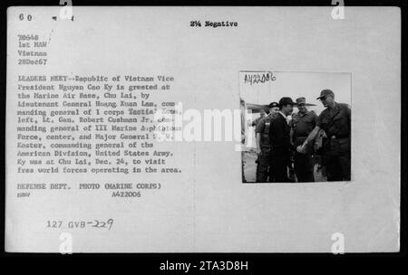 Il Vicepresidente della Repubblica del Vietnam Nguyen Cao Ky viene accolto alla base aerea dei Marines, Chu Lai, dal tenente generale Hoang, Xuan Lam, comandante generale della zona tattica del i corpo. Erano presenti anche il tenente generale Robert Cushman Jr., comandante generale della III Marine Amphibious Force, e il maggiore generale S. W. Koster, comandante generale della American Division, United States Army il 28 dicembre 1967. KY visitò l'area per incontrare le forze del mondo libero che vi operavano. Dipartimento difesa Foto (corpo dei Marines) A422006. Foto Stock