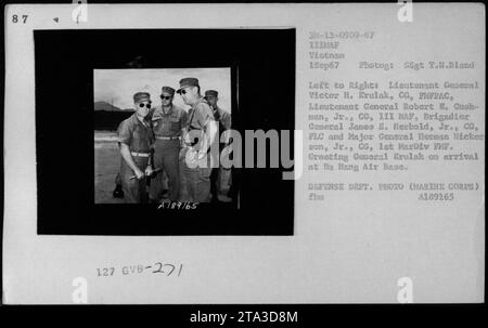 Funzionari e ufficiali, tra cui Hubert Humphrey, il generale William Westmoreland e il senatore Harry F Byrd, sono visti in questa fotografia del 1967. Preso il 1 settembre 1967, presenta il tenente generale Victor H. Krulak, il tenente generale Robert E. Cushman Jr., il generale di brigata James E. Herboid Jr. E il maggiore generale Herman Nickerson Jr. Che saluta il generale Krulak all'arrivo alla base aerea di da Nang durante la guerra del Vietnam. Questa foto è accreditata a SSgt T.N.Bland ed è della collezione Defense Department Photo (Marine Corps) con il numero di riferimento A189265. Foto Stock