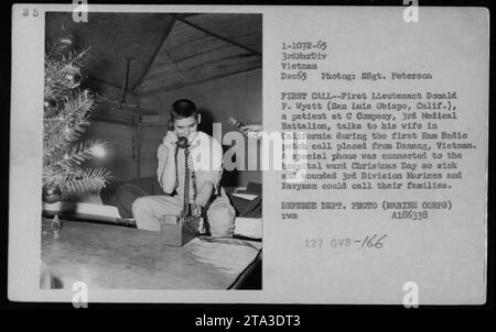 Il primo tenente Donald P. Wyatt, un paziente della C Company, 3rd Medical Battalion, fa la prima chiamata patch Ham radio da Danang, Vietnam, nel dicembre 1965. Un telefono speciale è stato allestito nel reparto ospedaliero il giorno di Natale così i Marines malati e feriti della 3rd Division hanno potuto connettersi con le loro famiglie a casa. (REPARTO DIFESA. FOTO - CORPO MARINO) Foto Stock