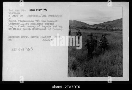 I soldati dell'ARVN del 7th Marines del 1st Mar Div conducono una sweep della Pagoda Valley, situata 29 miglia a sud-est di Panang, Vietnam, il 9 luglio 1970. Questa fotografia è stata scattata da L/Cpl Threewits D ed è un'immagine ufficiale del Dipartimento della difesa. Foto Stock