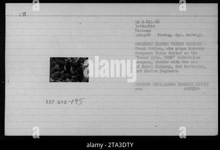 Il 31 maggio 1966, Frank Sutton, attore di Gomer Pyle, USMC, visita Soldiers of Hotel Company, 2nd Battalion, 3rd Marine Regiment in Vietnam durante le attività militari americane. Foto Stock