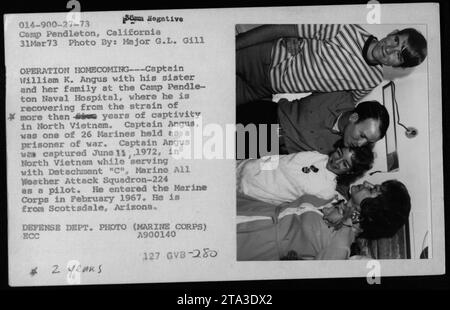 Il 31 marzo 1973, il capitano William K. Angus, un ex prigioniero di guerra della Marina degli Stati Uniti tenuto in Vietnam del Nord per oltre due anni, è stato riunito con sua sorella e la sua famiglia al Camp Pendleton Naval Hospital, California, durante l'operazione Homecoming. Foto Stock