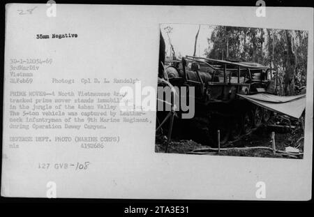 Un esercito nordvietnamita ha rintracciato la prima nave catturata dai Marines statunitensi durante l'operazione Dewey Canyon e si trova immobilizzato nel complesso della Ashau Valley durante il combattimento in Vietnam il 24 febbraio 1969. Il veicolo fu catturato dai fanti del 9th Marine Regiment. Fotografia scattata dal comandante D. L. Randolph per il Dipartimento della difesa. (127 parole) Foto Stock