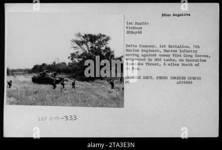 I Marines della Delta Company, 1st Battalion, 7th Marine Regiment sono visti muoversi accanto ai carri armati M48 nell'operazione Mameluke Thrust, 6 miglia a nord di An Hoa. Questa foto è stata scattata il 20 maggio 1968, durante la guerra del Vietnam. Foto Stock