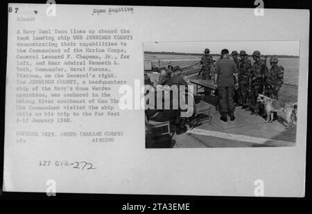 Navy SEAL Team dimostrando le proprie capacità a bordo della nave da sbarco corazzata USS JENNINGS COUNTY al generale Leonard F. Chapman Jr. (Comandante del corpo dei Marines) e contrammiraglio Kenneth L. Veth (comandante delle forze navali, Vietnam) l'8 gennaio 1968. La nave era di stanza nel fiume Mekong a sud-est di CAN Tho per l'operazione Gams Harden della Marina. Il generale Chapman visitò la nave durante il suo viaggio in Estremo Oriente dal 3 al 17 gennaio 1968. Foto Stock