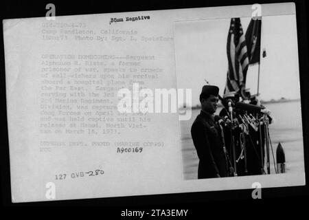 Il Sgt. Alphonso R. Riate si rivolge alla folla a Camp Pendleton, California, il 18 marzo 1973, dopo il rilascio dalla prigionia di Viet Cong ad Hanoi durante l'operazione Homecoming. Foto Stock