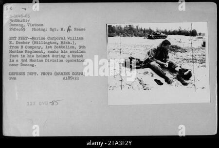 Un soldato dei Marine, il caporale William E. Decker della compagnia B del 1st Battalion, 9th Marine Regiment, è visto qui immergere il piede gonfia nel suo casco come misura di sollievo durante una pausa in un'operazione militare vicino a Danang, in Vietnam. (Foto Credit: Sgt. R. Reese, 24 dicembre 1965) Foto Stock