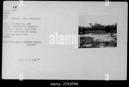 I Marines statunitensi della compagnia G, 2nd Battalion, 7th Marine Regiment, entrano in un villaggio vicino a Dong ha nella provincia di Quang Tri durante l'operazione Montgomery nel maggio 1966. Questa foto, scattata dal comandante Mennillo, cattura l'intenso combattimento durante l'operazione. (Codice fotografia: 129-96-34-133-66; fonte: U.S. Marine Corps; ID archivio: A369291) Foto Stock