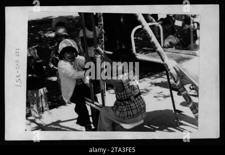 Rifugiati vietnamiti negli Stati Uniti in una riunione del 23 maggio 1975. Claudia Cardinale, Nguyen Cao Ky, Rosemary Clooney e Betty Ford li hanno visti visitare. Foto Stock