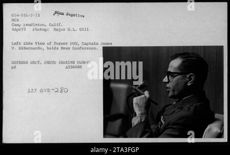 L'ex capitano James V. DiBernardo parla ad una conferenza stampa al MCB Camp Pendleton, California, il 4 aprile 1973, durante l'operazione Homecoming, mostrando il rimpatrio dei prigionieri di guerra della marina statunitense. Foto Stock