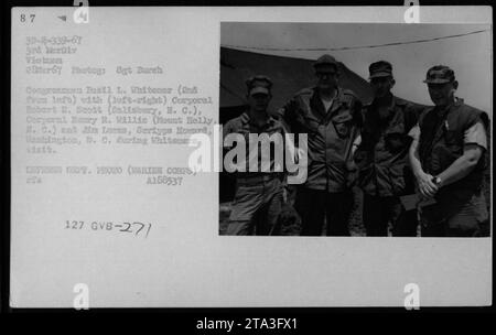 Ufficiali e funzionari di alto rango tra cui Hubert Humphrey, il generale William Westmoreland e il senatore Harry F Byrd furono fotografati insieme nel 1967. La fotografia presenta Basil L. Whitener, accompagnato dal caporale Robert E. Scott, dal caporale Henry R. Willis e ma Lucas, Scripps Howard. L'immagine mostra Whitener durante la sua visita a Washington, D.C. in relazione alle attività militari durante la guerra del Vietnam. Foto Stock