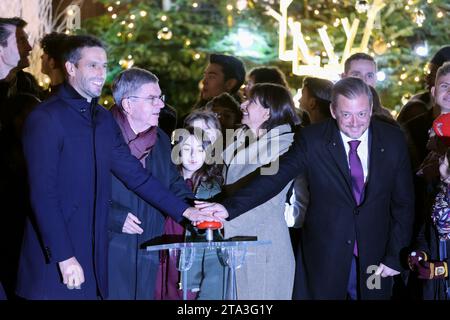 Il sindaco di Parigi Anne Hidalgo, si prepara a lanciare i colori olimpici sulla facciata del municipio di Parigi, martedì 28 novembre 2023, con da L a R, Tony Estanguet, presidente del Comitato organizzativo per i Giochi Olimpici e Paralimpici di Parigi 2024; Thomas Bach, presidente del Comitato Olimpico Internazionale e Andrew Parsons, presidente del Comitato Paralimpico Internazionale. Hidalgo ha detto che sta abbandonando X (ex Twitter), accusando la piattaforma di diffondere disinformazione e odio e di diventare una "gigantesca fognatura globale". Foto di Maya Vidon-White/UPI . Foto Stock