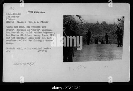 I marines della 'Delta' Company, 1st Battalion, Fifth Marine Regiment, 1st Marine Division, sono stati visti spazzare la Route 545 e l'area montana vicino a Mui Bong a sud-est di Phu Bai durante un raid di combattimento il 2 maggio 1968. La foto, scattata da Cpl D.I. Fisher, mostra i Marines che manovrano attraverso il terreno accidentato. Foto Stock