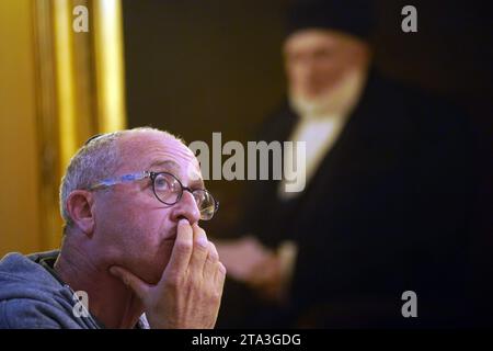 David Barr, la cui cognata Naomi è stata assassinata da Hamas mentre era in fuga di mattina, parlando durante una conferenza stampa presso l'ambasciata israeliana a Londra. Data immagine: Martedì 28 novembre 2023. Foto Stock