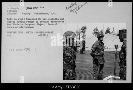 L'assistente segretario della Marina John Warner, il segretario alla difesa Melvin Laird e il dottor Norman Vincent Peale assistono alle cerimonie di cambio di comando per il sergente maggiore di divisione nel 1969. Il sergente Majors Violette e Dailey sono raffigurati a sinistra e il generale Jones è al microfono. Foto scattata da P.L. Schakmann. Foto Stock