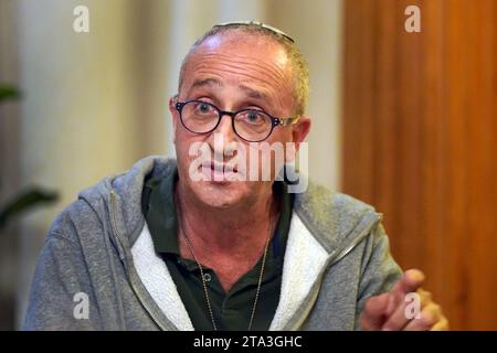 David Barr, la cui cognata Naomi è stata assassinata da Hamas mentre era in fuga di mattina, parlando durante una conferenza stampa presso l'ambasciata israeliana a Londra. Data immagine: Martedì 28 novembre 2023. Foto Stock