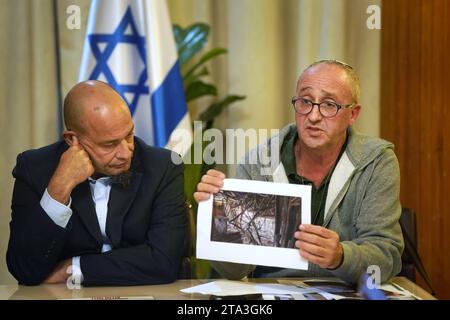 Shahar Mor (a sinistra) e David Barr, la cui cognata Naomi è stata assassinata da Hamas mentre era in fuga al mattino, parlando durante una conferenza stampa all'ambasciata israeliana a Londra. Data immagine: Martedì 28 novembre 2023. Foto Stock
