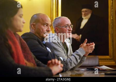 (Sinistra-destra) Limor Sella-Broyde, Shahar Mor e l'israeliano britannico David Barr la cui cognata Naomi è stata assassinata da Hamas mentre era in fuga mattutina, parlando durante una conferenza stampa all'ambasciata israeliana a Londra. Data immagine: Martedì 28 novembre 2023. Foto Stock