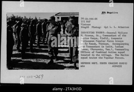 Il generale Wallace H. Greene Jr., comandante del corpo dei Marines, ispeziona le truppe della forza Popolare vietnamita a Ky Kounh, Vietnam. A lui si aggiunge 1stlt. Lathan Boone, Comandante di una squadra d'azione combinata nel villaggio. La squadra dei Marine fornisce addestramento per le forze popolari. Foto scattata il 9 agosto 1966 da Cpl L. L. Atherton." Foto Stock