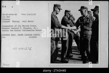 Il generale Leonard F. Chapman Jr., comandante del corpo dei Marines, visita l'Ufficio informazioni sul combattimento durante la guerra del Vietnam. Questa foto è stata scattata il 12 gennaio 1968 nella III MAF Vietnam. Foto Stock