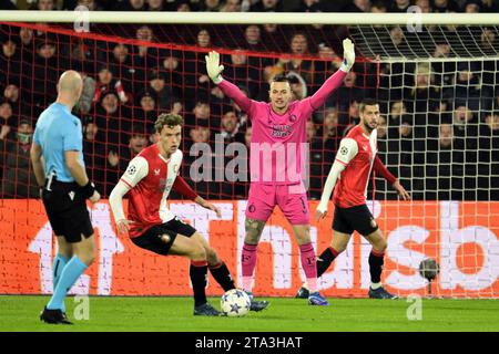 ROTTERDAM - 28/11/2023, ROTTERDAM - il portiere del Feyenoord Justin Bijlow durante la partita di UEFA Champions League gruppo e tra Feyenoord e Atletico Madrid al Feyenoord Stadium de Kuip il 28 novembre 2023 a Rotterdam, Paesi Bassi. ANP OLAF KRAAK Foto Stock