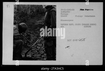 Personale militare statunitense che gestisce spazzatrici minerarie durante la guerra del Vietnam. La foto è stata scattata il 9 ottobre 1968 dal fotografo Schackmann. L'immagine mostra i militari che conducono operazioni di sminamento come parte delle attività della 3rd Marine Division in Vietnam. Questa è una foto ufficiale del Dipartimento della difesa. Foto Stock