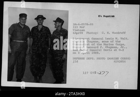 Il tenente generale Lewis W. Walt, il capitano Chapman e il maggiore generale Davis sono stati visti al C-2 in Vietnam il 3 aprile 1969. Sono stati catturati in questa fotografia durante le attività militari, mostrando la presenza di alti funzionari che supervisionano le operazioni nella guerra del Vietnam. L'immagine è stata scattata da C.E. Woodruff e serve come documentazione storica. Foto Stock