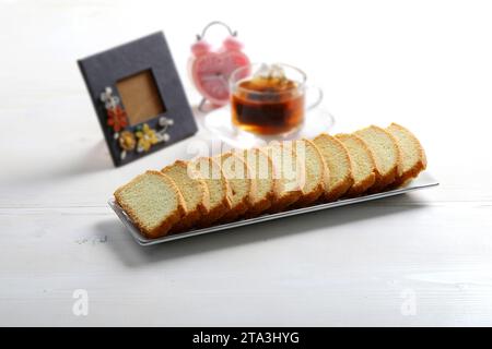 Torta secca, pasticceria, torta di compleanno, isolata sulla consistenza sfondo di legno con oggetti di scena Foto Stock