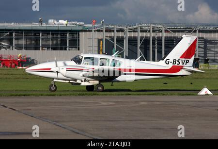 Un Piper PA-23 Aztec sulla rampa dell'aeroporto di Brighton City Foto Stock