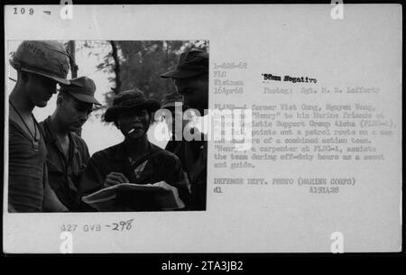 "Reformed Viet Cong (Kit Carson Scouts) assiste una squadra d'azione combinata presso il Force Logistic Support Group Aloha (FLSG-4), Bien Hoa. Il falegname vietnamita Nguyen Vens, conosciuto come "Henry" ai suoi amici Marine, indica un percorso di pattuglia su una mappa. Data: 16 aprile 1968. Photograper: Sgt. H. E. Lafferty. Foto del Dipartimento della difesa (corpo dei Marines)." Foto Stock