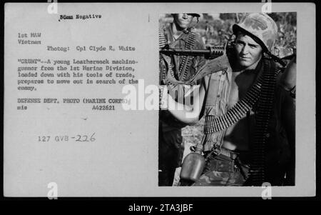 Il mitragliere US Marine della 1st Marine Division, completamente equipaggiato con la sua arma e attrezzatura, si prepara a iniziare un'operazione di ricerca in Vietnam. Fotografia scattata dal Cpl Clyde R. White nel 1962 durante un esercizio anfibio. Immagine proveniente dagli archivi del Dipartimento della difesa." Foto Stock