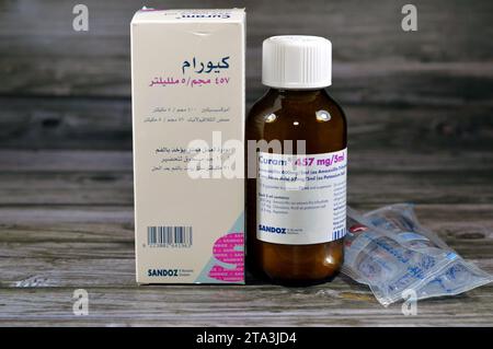 Cairo, Egitto, 1 ottobre 2023: Curam 457 mg per 5 ml (amossilina 400 mg e clavulanato di potassio 57 mg per 5 ml), comb. di antibiotici ad ampio spettro Foto Stock