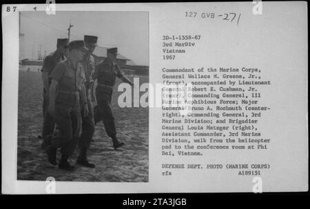 Funzionari di alto rango, tra cui il vicepresidente Hubert Humphrey, il generale William Westmoreland, il senatore Harry F. Byrd e il generale Wallace M. Greene Jr., si incontrano con alti ufficiali dei Marines a Phi Bai, Vietnam nel 1967 per discutere le operazioni militari e la strategia. Foto Stock