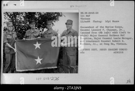 Didascalia: 'Comandante del corpo dei Marines, il generale Leonard F. Chapman Jr., incontra i funzionari a Dong ha, in Vietnam durante la guerra del Vietnam. Nella foto da sinistra a destra: Il maggiore generale Rathvon MCC Tompkins, il maggiore generale Louis Metzger, il tenente generale Robert E. Cushman Jr., e il generale Leonard F. Chapman Jr. (11 gennaio 1968)." Foto Stock