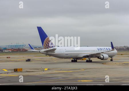 30 ottobre 2023 EWR Airport Newark NJ USA. Durante il rullaggio, gli aerei passeggeri della United Airlines si preparano a partire dall'aeroporto EWR di Newark Foto Stock
