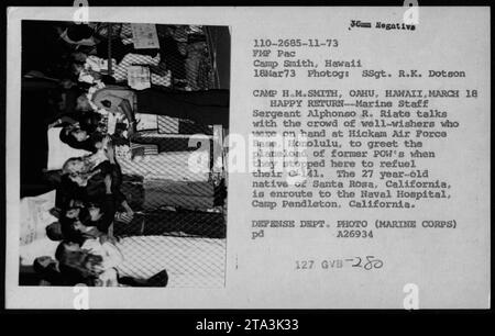 Il 18 marzo 1973, il sergente maggiore Alphonso R. Riate, un POW dei Marines degli Stati Uniti, ha salutato i benestanti presso la Hickam Air Force base di Honolulu durante l'operazione Homecoming prima di recarsi al Naval Hospital di Camp Pendleton, California. Foto Stock